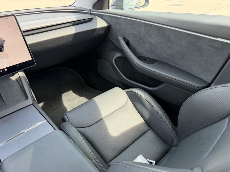 Tesla Model 3 Vehicle Full-screen Gallery Image 16
