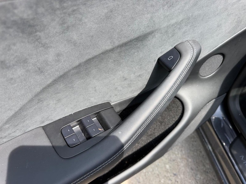 Tesla Model 3 Vehicle Full-screen Gallery Image 17