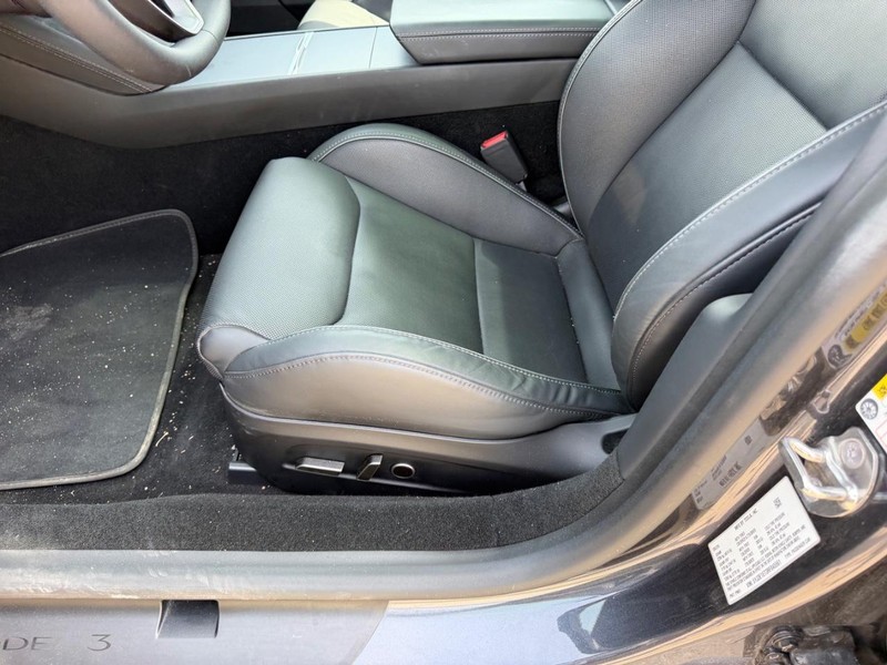 Tesla Model 3 Vehicle Full-screen Gallery Image 18