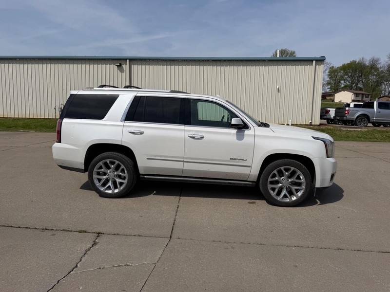 GMC Yukon Vehicle Full-screen Gallery Image 2