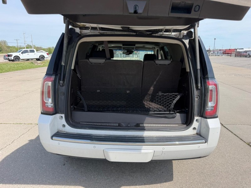 GMC Yukon Vehicle Full-screen Gallery Image 5