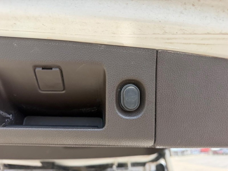 GMC Yukon Vehicle Full-screen Gallery Image 6