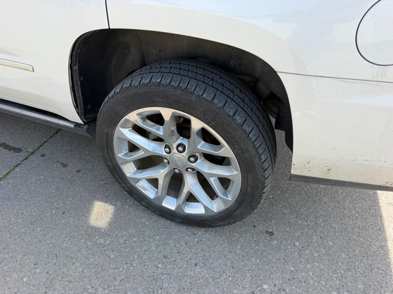 GMC Yukon Vehicle Full-screen Gallery Image 7