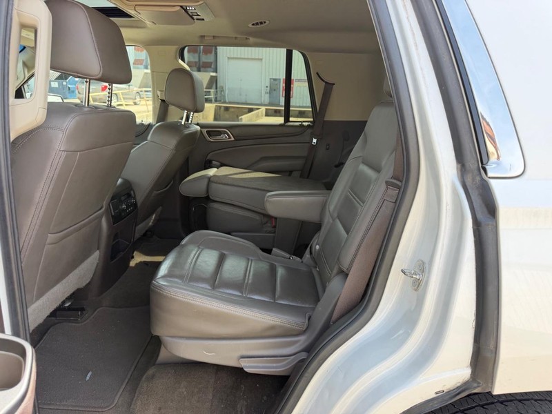 GMC Yukon Vehicle Full-screen Gallery Image 9