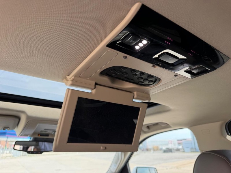 GMC Yukon Vehicle Full-screen Gallery Image 11