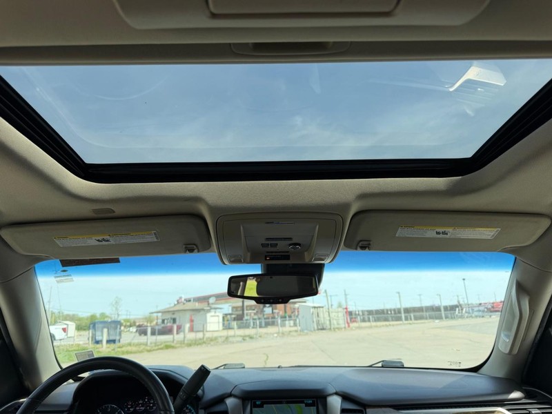 GMC Yukon Vehicle Full-screen Gallery Image 12