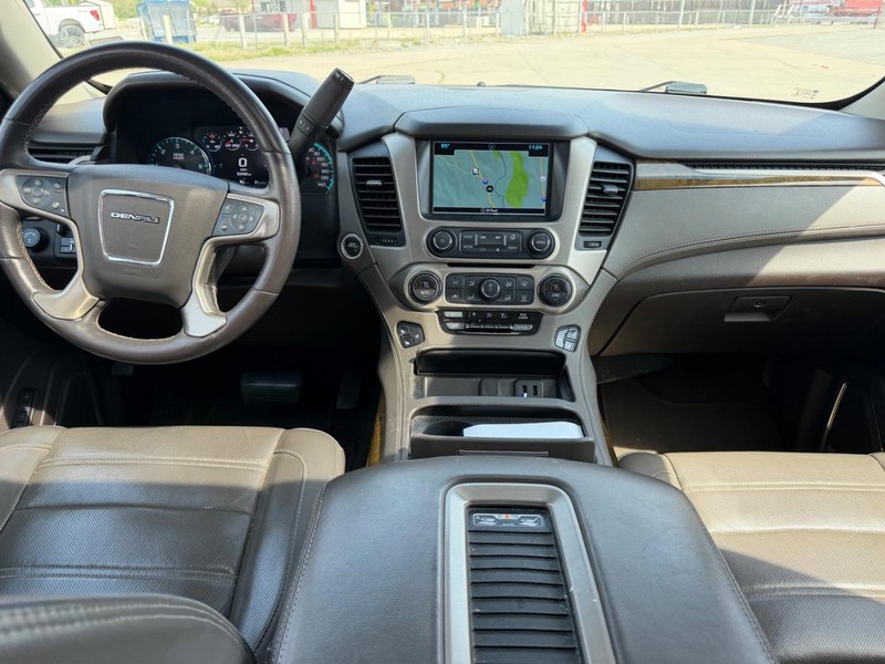 GMC Yukon Vehicle Full-screen Gallery Image 13