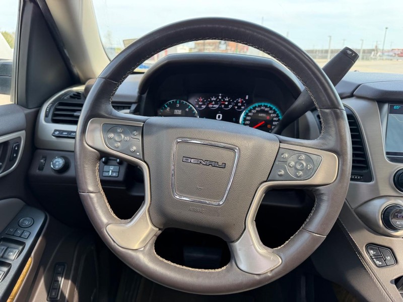 GMC Yukon Vehicle Full-screen Gallery Image 14