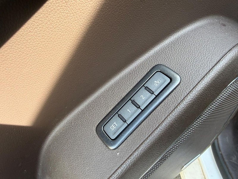 GMC Yukon Vehicle Full-screen Gallery Image 21