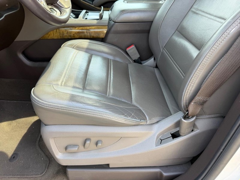 GMC Yukon Vehicle Full-screen Gallery Image 22