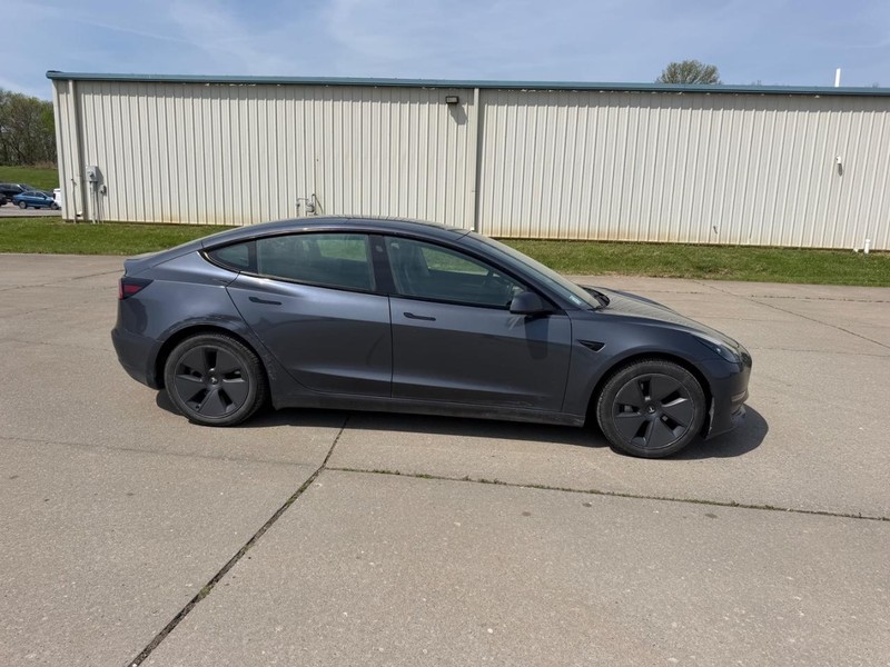 Tesla Model 3 Vehicle Full-screen Gallery Image 2