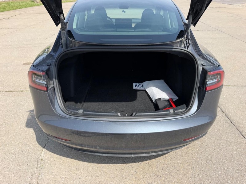 Tesla Model 3 Vehicle Full-screen Gallery Image 5