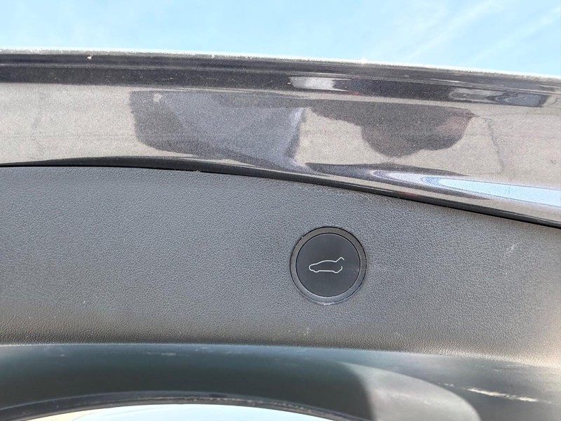 Tesla Model 3 Vehicle Full-screen Gallery Image 6