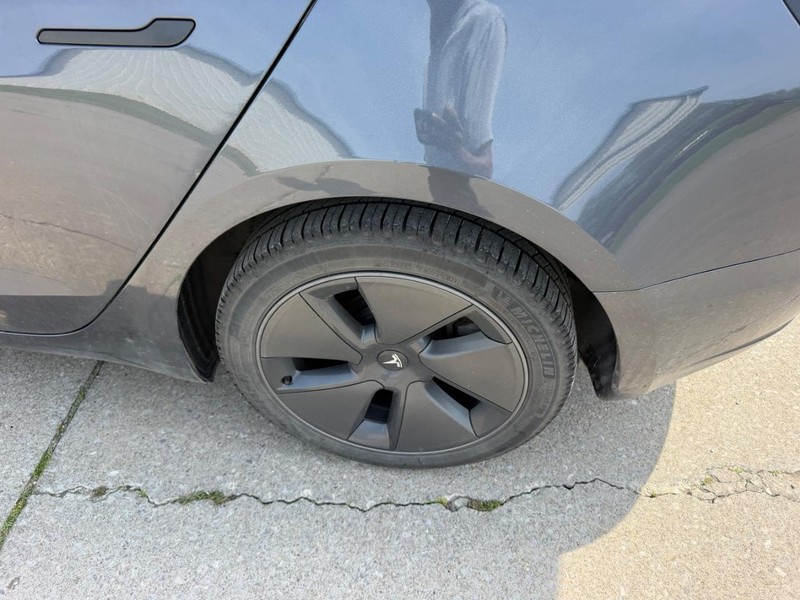 Tesla Model 3 Vehicle Full-screen Gallery Image 7