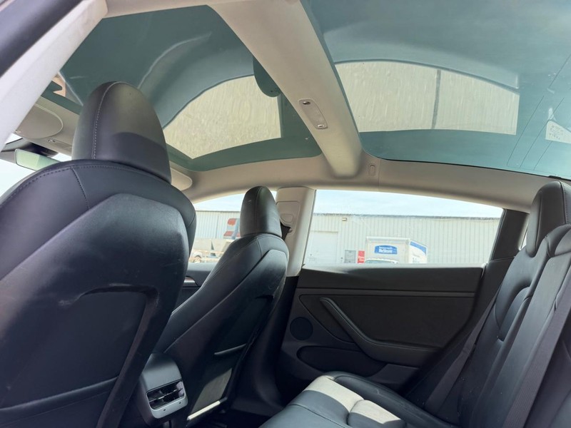 Tesla Model 3 Vehicle Full-screen Gallery Image 9