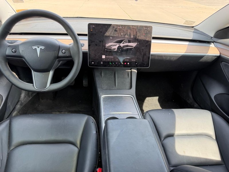 Tesla Model 3 Vehicle Full-screen Gallery Image 10