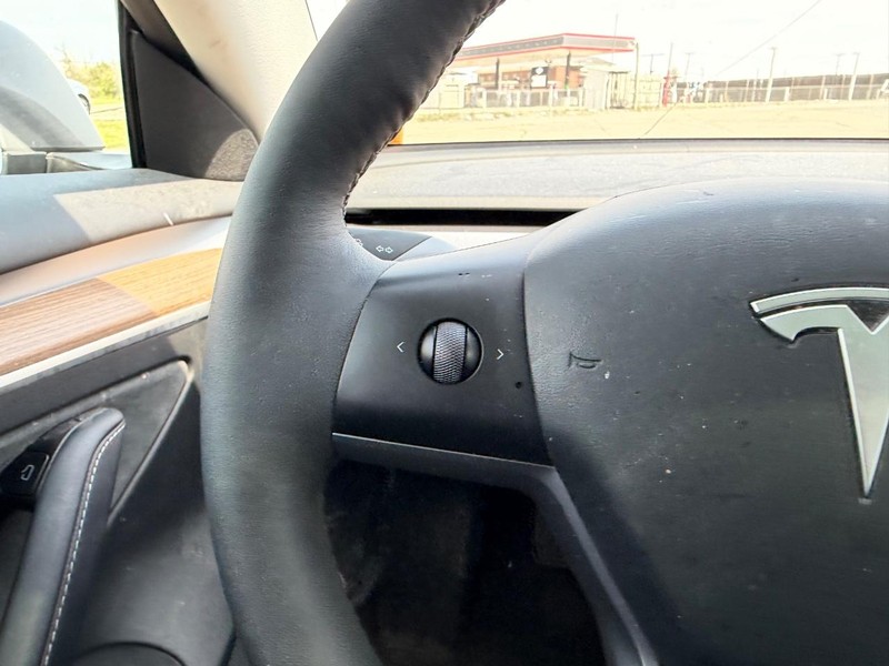 Tesla Model 3 Vehicle Full-screen Gallery Image 12