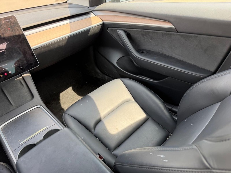 Tesla Model 3 Vehicle Full-screen Gallery Image 16