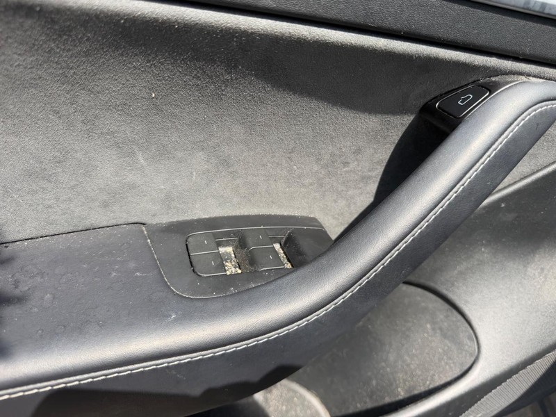 Tesla Model 3 Vehicle Full-screen Gallery Image 17