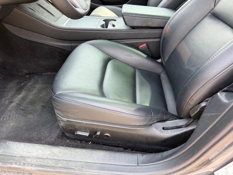 Tesla Model 3 Vehicle Full-screen Gallery Image 18