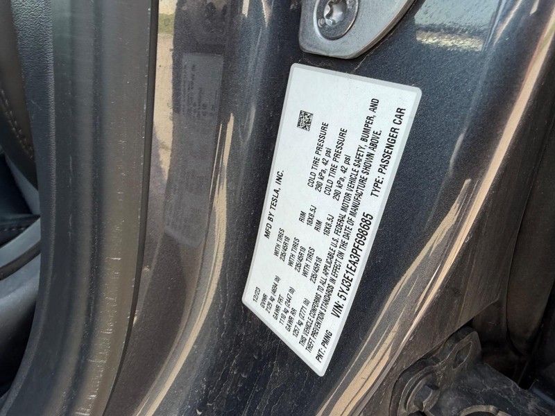 Tesla Model 3 Vehicle Full-screen Gallery Image 21