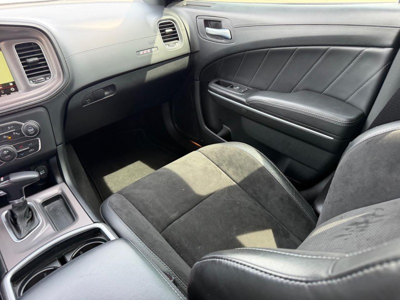 Dodge Charger Vehicle Full-screen Gallery Image 15