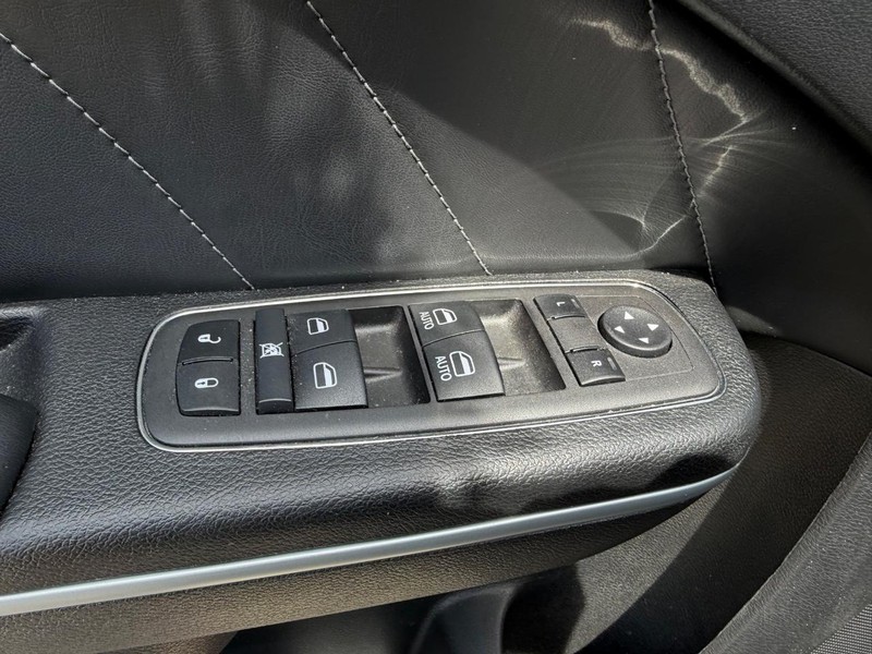 Dodge Charger Vehicle Full-screen Gallery Image 16