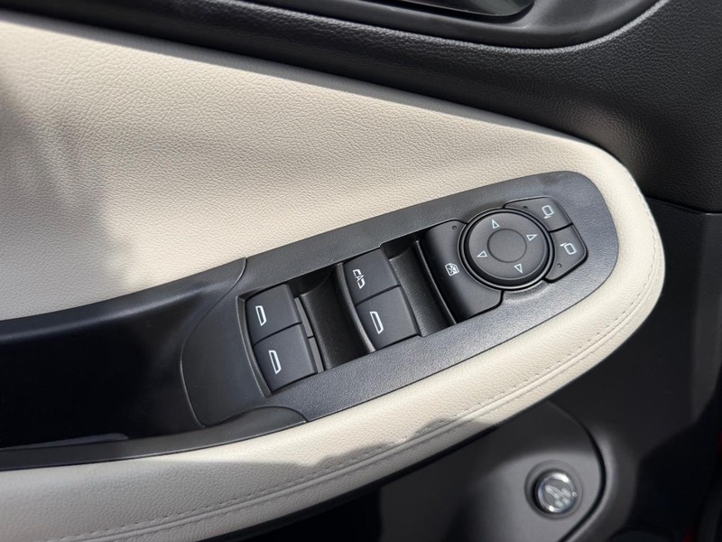 Buick Encore GX Vehicle Full-screen Gallery Image 18