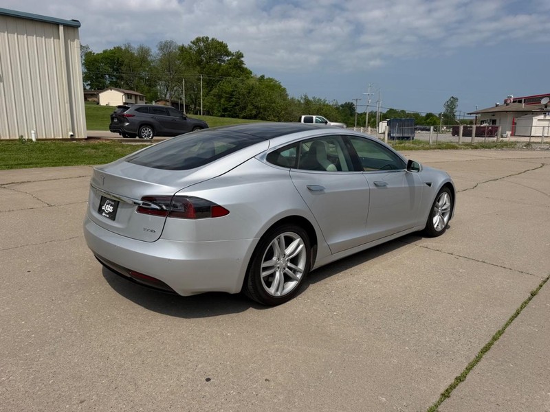 Tesla Model S Vehicle Full-screen Gallery Image 3