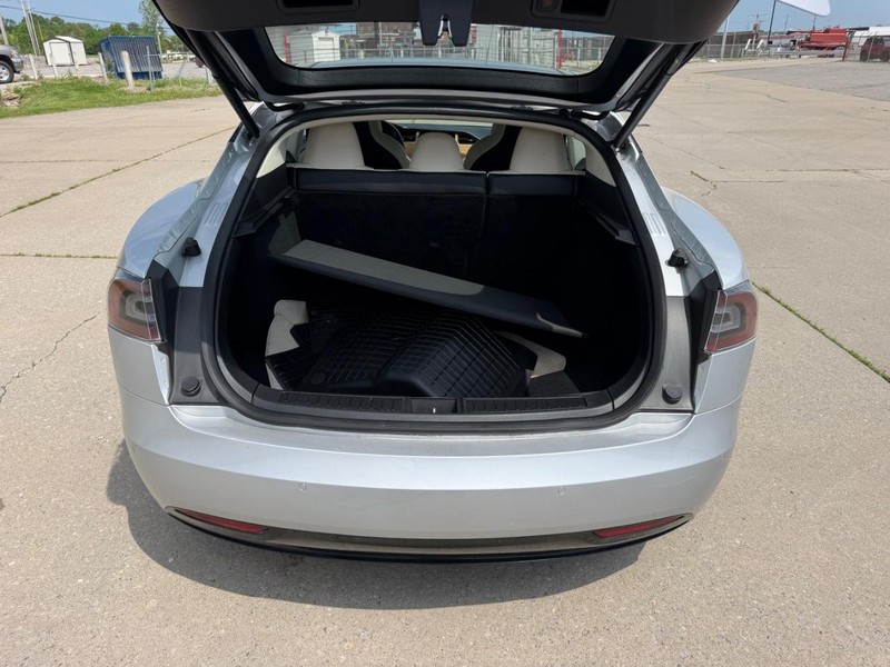 Tesla Model S Vehicle Full-screen Gallery Image 5