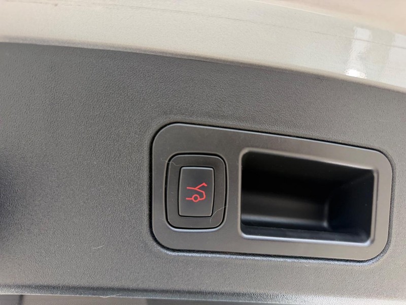 Tesla Model S Vehicle Full-screen Gallery Image 6