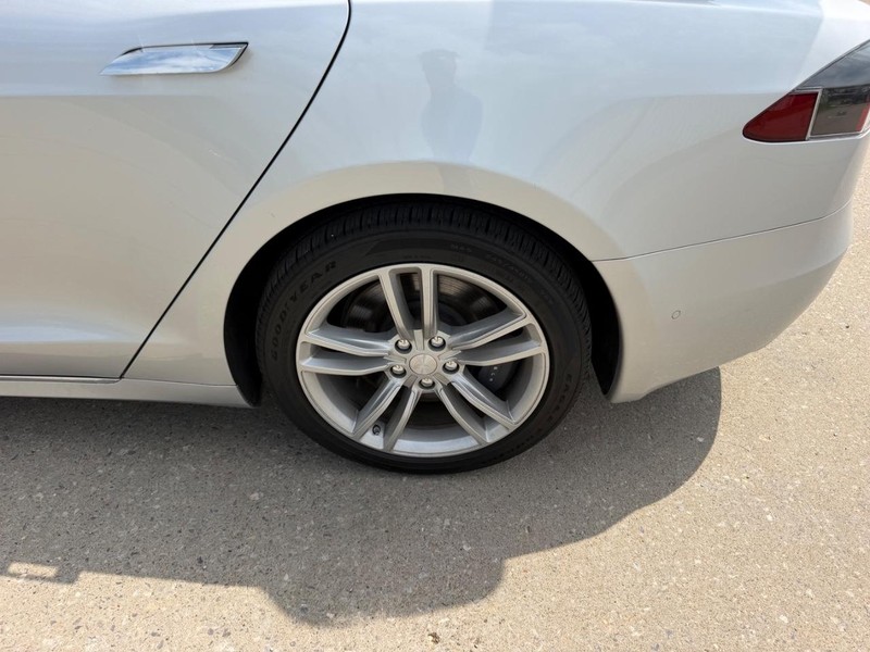 Tesla Model S Vehicle Full-screen Gallery Image 7