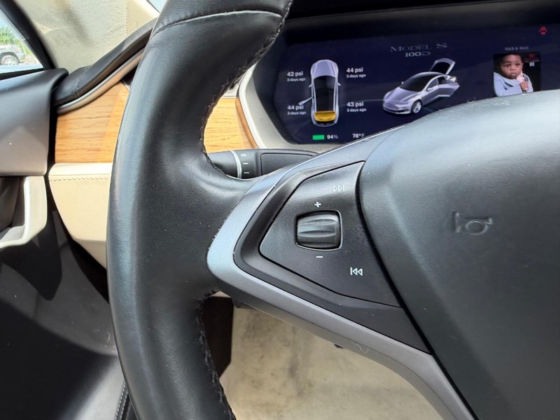 Tesla Model S Vehicle Full-screen Gallery Image 12