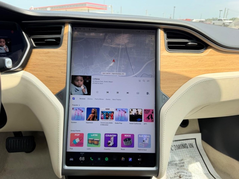 Tesla Model S Vehicle Full-screen Gallery Image 14
