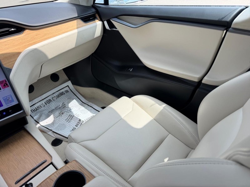 Tesla Model S Vehicle Full-screen Gallery Image 16