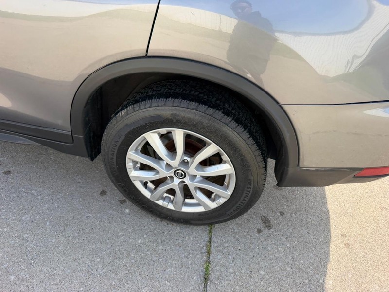 Nissan Rogue Vehicle Full-screen Gallery Image 7