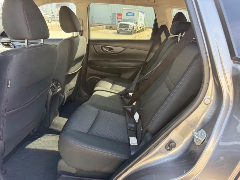 Nissan Rogue Vehicle Full-screen Gallery Image 8