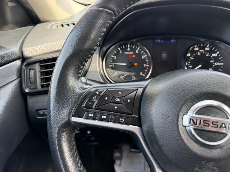 Nissan Rogue Vehicle Full-screen Gallery Image 11