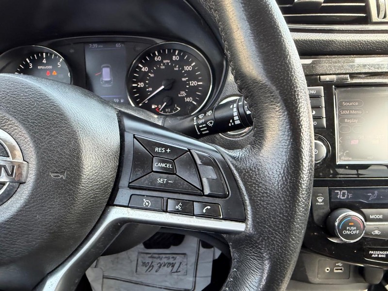 Nissan Rogue Vehicle Full-screen Gallery Image 12