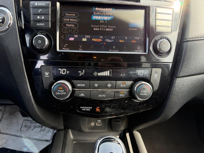 Nissan Rogue Vehicle Full-screen Gallery Image 14