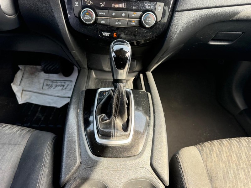 Nissan Rogue Vehicle Full-screen Gallery Image 15