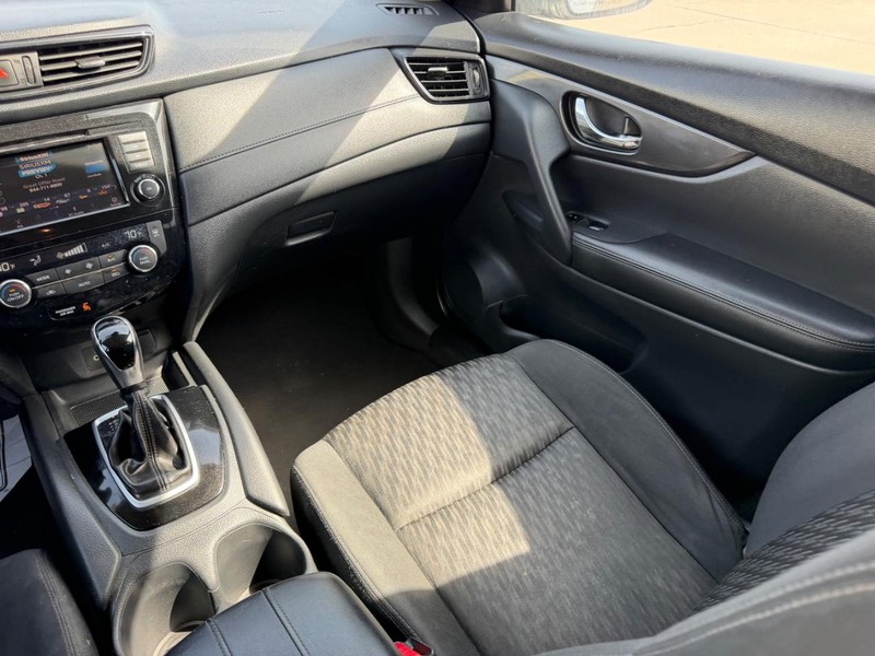 Nissan Rogue Vehicle Full-screen Gallery Image 16