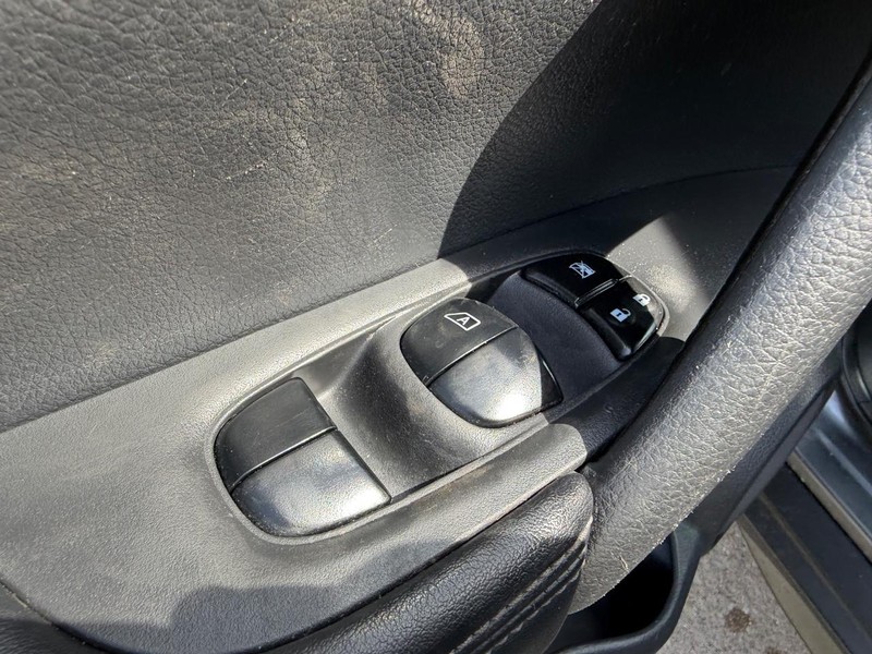 Nissan Rogue Vehicle Full-screen Gallery Image 17