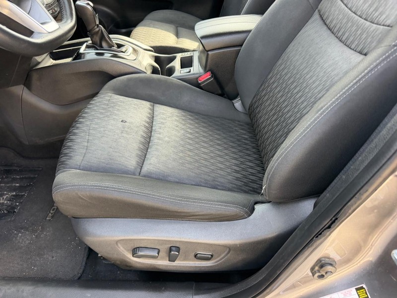 Nissan Rogue Vehicle Full-screen Gallery Image 18