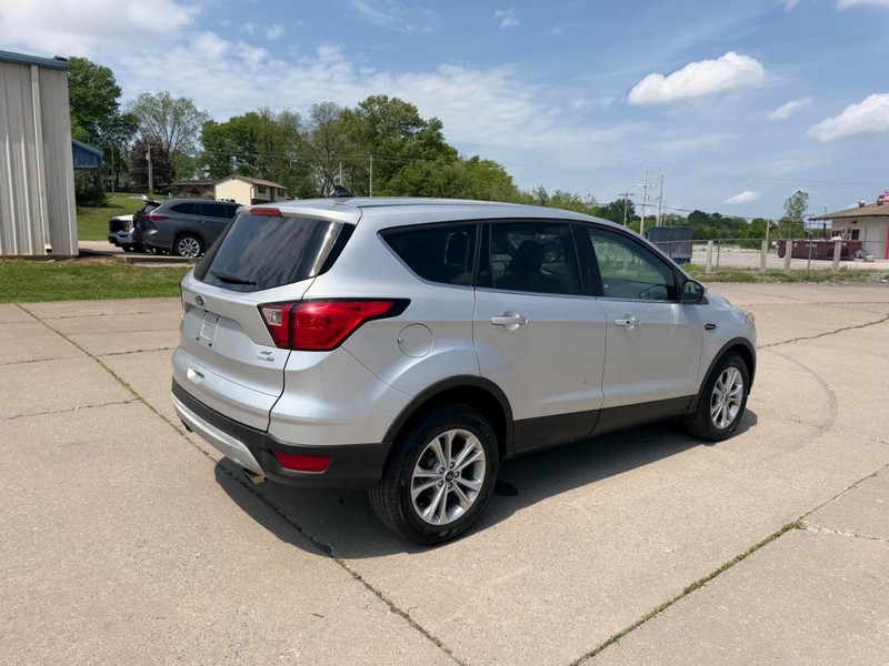 Ford Escape Vehicle Full-screen Gallery Image 3
