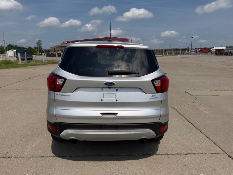 Ford Escape Vehicle Full-screen Gallery Image 4
