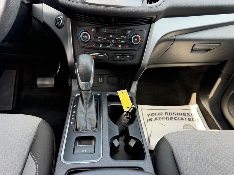 Ford Escape Vehicle Full-screen Gallery Image 14
