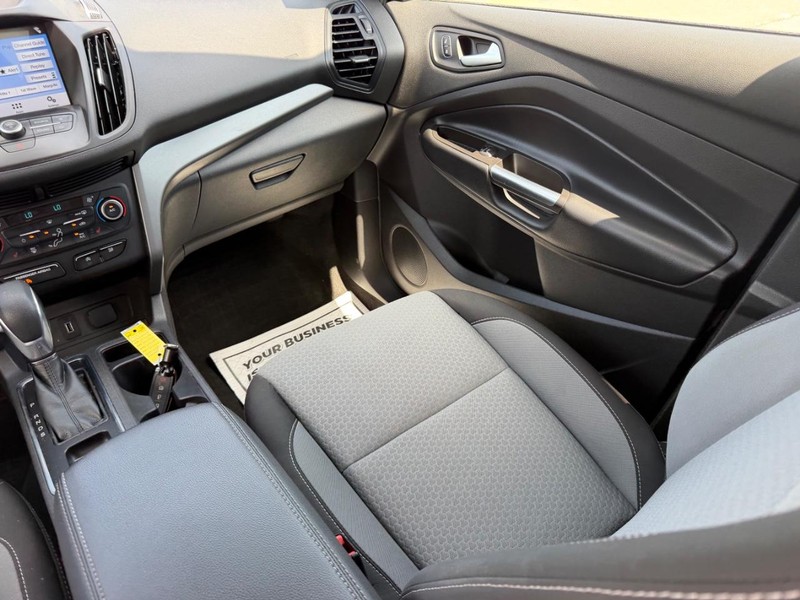 Ford Escape Vehicle Full-screen Gallery Image 15