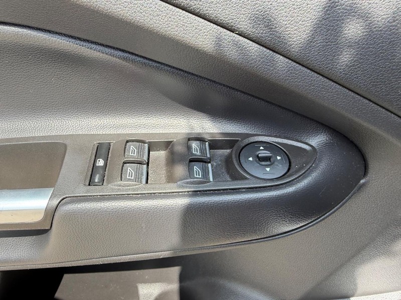 Ford Escape Vehicle Full-screen Gallery Image 16