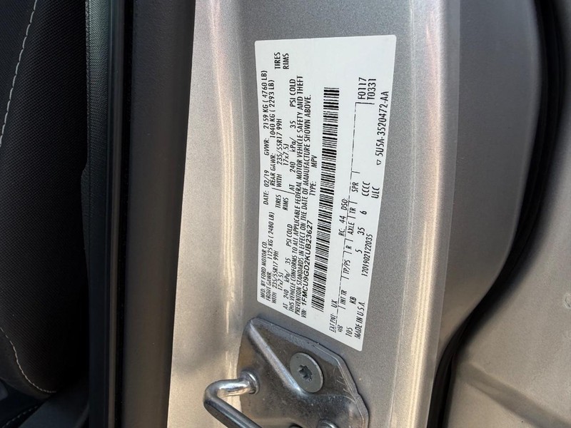 Ford Escape Vehicle Full-screen Gallery Image 20